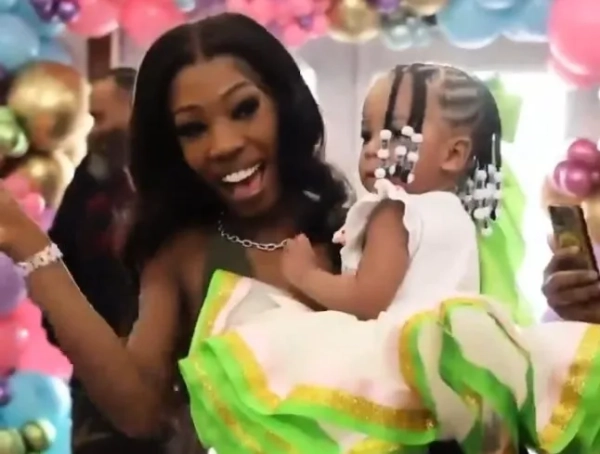 15480517 Однорічна Камілла з Канзас-Сіті, штат Міссурі, отримала чудовий подарунок на день народження від громади після того, як її мати, Тьяшія Віллс, сказала, що ніхто не з'явився на оригінальній вечірці дитини. Престон Гопкінс, пекар з Канзас-Сіті та власник солодощів Prestooss Sweets, допоміг координувати вечірку. Посилання 1 - https://www.tiktok.com/@tokyo.polework/video/7596623527562824974 Посилання 2 - https://www.instagram.com/prestooss/ Посилання 3 - https://www.firstalert4.com/2026/01/19/community-throws-birthday-bash-1-year-old-girl-after-no-one-showed-up-her-party/?utm_source=taboola&utm_medium=organicclicks&tbref=hp