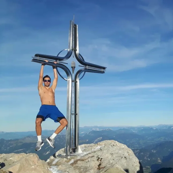 Альпініст, який "кинув" дівчину на вершині гори, зробив те саме з колишньою та судом 12 33-річна Керстін Гюртнер загинула лише за 45 метрів під вершиною 3824-метрової гори Гроссглокнер у січні минулого року, коли температура впала до мінус 20°C. Її партнеру по скелелазінню та хлопцю, 39-річному Томасу Пламбергеру, тепер висунуто звинувачення у вбивстві з необережності після того, як прокурори дійшли висновку, що він залишив її «виснаженою, переохолодженою та дезорієнтованою» в темряві, поки сам спускався. Фото: https://www.facebook.com/PlamiTom