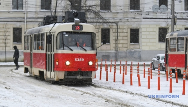 У Києві через ворожу атаку на деяких ділянках призупинив рух електротранспорт