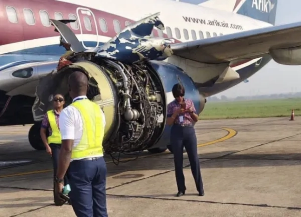 Історія від Jam Press (Вибух двигуна літака). Фото: Двигун літака розбитий після посадки. Перелякані пасажири зняли на відео розбитий двигун літака після страшного вибуху в повітрі. Boeing 737-7GL був змушений змінити напрямок та здійснити екстрену посадку в сусідньому аеропорту. На борту було 80 пасажирів, коли вчора (11 лютого) невдовзі після зльоту вибухнув лівий двигун. Літак Arik Air виконував плановий внутрішній рейс через Нігерію з Лагоса до Порт-Харкорта. Літак, що змінив напрямок, здійснив безпечну екстрену посадку в аеропорту Беніну, повідомляє Нігерійське бюро розслідувань безпеки (NSIB). У заяві Arik Air йдеться, що бортпровідник рейсу W3 740 почув гучний вибух невдовзі після зльоту та вжив заходів для дій у надзвичайних ситуаціях. Літак успішно дістався Беніну на одному двигуні, і про постраждалих не повідомлялося. Пілоти регулярно відпрацьовують такі сценарії на симуляторі, що дозволяє їм керувати надзвичайною ситуацією до посадки, як повідомляє What's The Jam. Речник NSIB підтвердив, що літак зіткнувся з «аномалією двигуна під час польоту». У заяві додається: «Група попередньої оцінки прямує до Беніну, щоб забезпечити безпеку літака, задокументувати докази, опитати відповідний персонал і свідків, а також отримати дані польоту та інформацію з голосового самописця в кабіні пілотів». NSIB заявила, що тісно співпрацює з Управлінням цивільної авіації Нігерії та Arik Air, щоб встановити, що сталося, та будь-які фактори, що сприяли цьому. Речник Arik Air сказав: «Ми щиро вибачаємося перед постраждалими пасажирами Порт-Харкорта, чия подорож була перервана. Безпека та благополуччя пасажирів завжди є нашим пріоритетом в Arik Air». Розслідування причини вибуху двигуна триває. ЗАКІНЧЕННЯ Ліцензія на використання відео: (СОЦІАЛЬНІ ТА МІСЦЕВІ МЕРЕЖІ) Ми отримали цей матеріал з перевіреного облікового запису в соціальних мережах, і він був широко використаний у місцевих новинних ЗМІ в аналогічному репортажі без проблем. Обмеження на використання відео: Jam Press несе всю відповідальність за використання лише на новинних порталах, використання в соціальних мережах, таких як Facebook та YouTube, не гарантується.