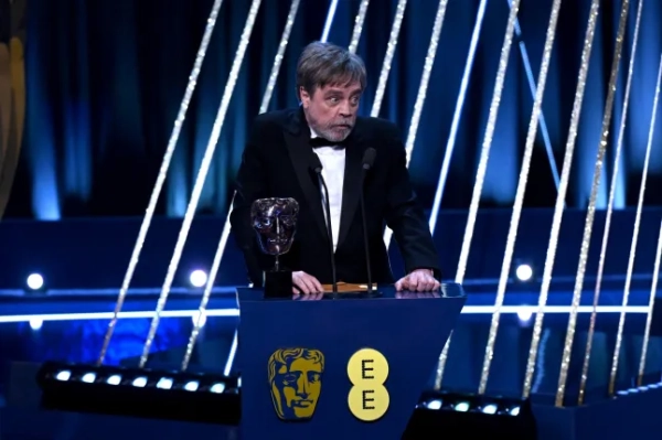ЛОНДОН, АНГЛІЯ – 16 ЛЮТОГО: Марк Гемілл вручає нагороду за найкращий фільм на сцені під час церемонії вручення кінопремії EE BAFTA 2025 у Королівському фестивальному залі 16 лютого 2025 року в Лондоні, Англія. (Фото Стюарта Вілсона/BAFTA/Getty Images для BAFTA)