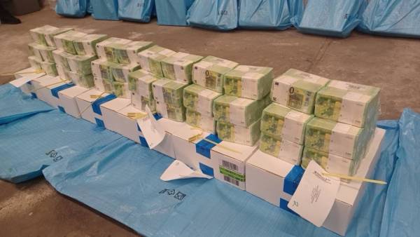 Угорщина звітує про видворення українських збирачів боргів та демонструє вилучені гроші. 7