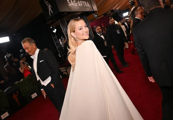 Кейт Хадсон розкритикували за те, що вона «не така вже й багата» на червоній доріжці з фільму «Непо, бебі» 15