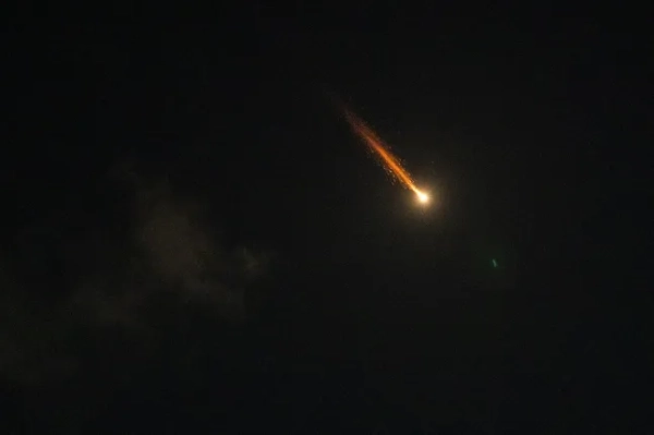 ТЕЛЬ-АВІВ, ІЗРАЇЛЬ – 4 БЕРЕЗНЯ: Іскри після перехоплення ракети 4 березня 2026 року в Тель-Авіві, Ізраїль. Іран продовжує запускати ракети та безпілотники по Ізраїлю у відповідь на спільний американо-ізраїльський напад на Іран, який розпочався 28 лютого. (Фото Еріка Мармора/Getty Images)