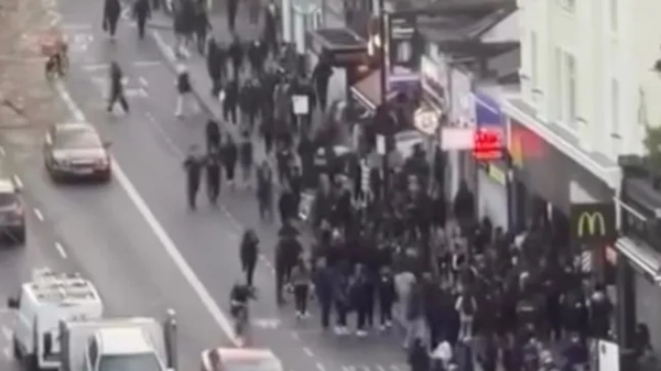 Підлітки заполонили магазини в Клепгемі.