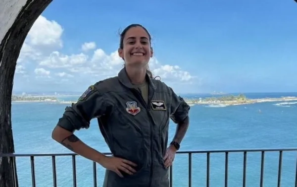 Недатоване зображення капітана Аріани Г. Савіно, 31 року, з Ковінгтона, штат Вашингтон, яка була призначена до 6-го авіакрила заправки в повітрі, дислокованого на авіабазі Макділл поблизу Тампи, штат Флорида, у нерозголошеному місці на цьому зображенні з роздаткового матеріалу, опублікованому 14 березня 2026 року. Савіно була однією з шести американських льотчиків, які загинули 12 березня 2026 року під час катастрофи літака-заправника KC-135, що підтримував атаки США на Іран. DVIDS/Роздатковий матеріал через REUTERS. ЦЕ ЗОБРАЖЕННЯ НАДАНО ТРЕТІМ СТОРОННИМ РЕФІЛЕМ - ДАТУ ВИПУСКАННЯ ВИПРАВЛЕНО З 