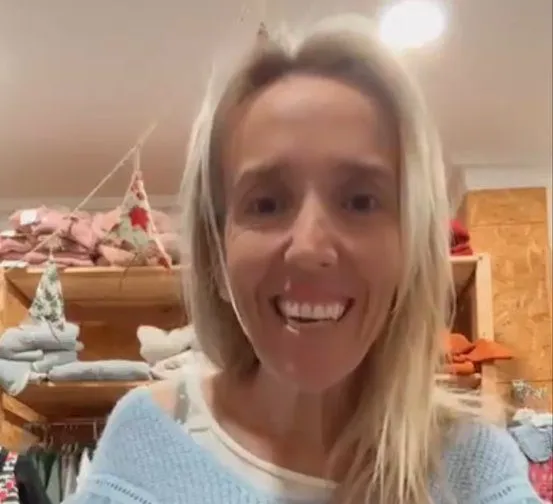 Шестирічна дівчинка залишилася сиротою внаслідок аварії швидкісного поїзда в Іспанії, в якій, як відомо, загинуло щонайменше 39 людей на борту двох поїздів. Родина та друзі звернулися сьогодні з проханням допомогти зниклим батькам, брату та двоюрідному брату дівчинки, побоюючись їхньої загибелі в аварії. Мер міста раніше заявив, що брата дівчинки знайшли в лікарні. Але сьогодні вдень Хосе Карлос Ернандес Казіно, мер Пунта-Умбрії поблизу Уельви, куди прямував поїзд, підтвердив його смерть, а також смерть їхніх батьків та двоюрідного брата. Подружжя назвали Хосе Саморано та власницю магазину Крістіну Альварес. Їхнього 12-річного сина звали Пепе Саморано, а двоюрідного брата – Фелікс Саморано.