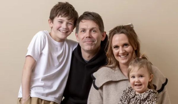 ЗАБОРОНЕНО ДО 0001 ВІВТОРОК, 17 ЛЮТОГО Елфі Філліпс зі своєю матір'ю Лорою Дакер, її партнером Скотом Філліпсом та сестрою Матильдою в їхньому будинку поблизу Нортгемптона. Хірурги лікарні Alder Hey вперше розробили нову техніку подовження ноги дев'ятирічної дитини, народженої з надзвичайно рідкісним захворюванням, через яке одна нога стала на 4 см коротшою за іншу. Ця процедура була вперше проведена у Великій Британії, вони додали 3 см до його ноги і з того часу виконували її на інших пацієнтах, а центри по всій країні готуються зробити те саме. Дата фото: неділя, 25 січня 2026 року. Фото PA. Автор фото: Кріс Редберн/PA Wire.