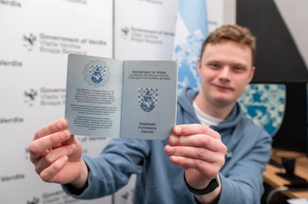 Деніел Джексон, президент Verdis. Довер, Кент, 18 лютого 2026 року. Британець, який проголосив себе президентом своєї країни після того, як заявив про права на землю на Балканах, відкрив посольство – на головній вулиці свого міста. 21-річний Деніел Джексон вперше придумав ідею створення власної країни разом із групою друзів, яким було лише 14 років. Друзі помітили, що після прикордонної суперечки кілька ділянок землі вздовж річки Дунай залишилися поза межами Хорватії та Сербії. Тож 30 травня 2019 року він оголосив одну з цих земельних осередків – офіційно відому на карті як Осередок-3 – Вільною Республікою Verdis. Деніел, який проголосив себе президентом, з того часу наполегливо працює над створенням своєї країни, нещодавно відкривши два посольства – одне у своєму рідному місті Довер, Кент, і одне в Нові-Саді, Сербія. Фото опубліковано 20.02.2026.