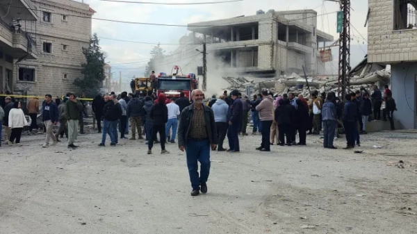 Хто така "Хезболла" і чому вони втягнуті в конфлікт між Ізраїлем і ХАМАС? 9 Ліванські сили цивільної оборони та мешканці зібралися на місці ізраїльського авіаудару по селу Хуш-ель-Рафка в долині Бекаа 2 березня 2026 року. Ізраїль бомбардував Ліван 2 березня, розширивши конфлікт у регіоні після масованої ізраїльсько-американської атаки на Іран, яку президент Дональд Трамп розпочав з метою повалення правлячого духовенства Тегерана (Фото Джузеппе КАКАЧЕ / AFP via Getty Images)