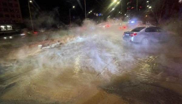 У Києві через прорив тепломережі на проспекті Голосіївському ускладнений рух транспорту