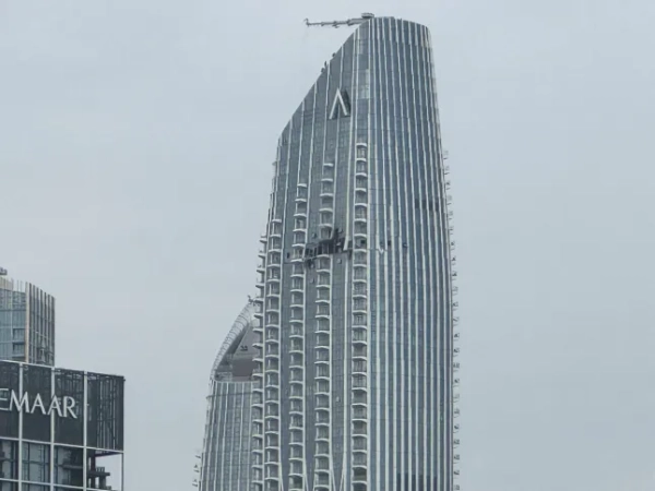 Пошкоджена будівля поблизу гавані Дубай-Крік після падіння дрона на неї на тлі американо-ізраїльського конфлікту з Іраном у Дубаї, Об'єднані Арабські Емірати, 12 березня 2026 року. Фото зроблено мобільним телефоном. REUTERS/Stringer???