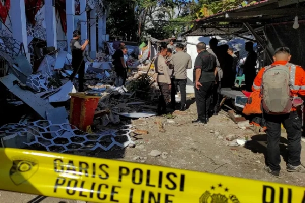 Поліцейські оглядають місце пошкодженої будівлі Національного спортивного комітету Індонезії після землетрусу в Манадо, провінція Північний Сулавесі, Індонезія, 2 квітня 2026 року. REUTERS/Tonny Rarung