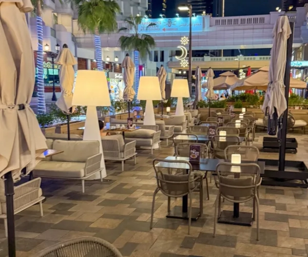 Дубайський пляж Джамерія сьогодні. Туристи скасували бронювання через ситуацію на Близькому Сході. Бронювання готелів постраждало, і тепер заклади закриваються через брак відвідувачів.