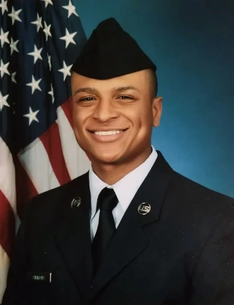 Технік ВПС США, сержант Тайлер Сіммонс, зображений на фотографіях у Facebook, опублікованих друзями та родиною. КОЛУМБУС, Огайо — За словами його родини, один із шести членів екіпажу на борту американського літака, який розбився під час підтримки операцій проти Ірану, був випускником середньої школи в Колумбусі. Тайлер Сіммонс, льотчик 121-го авіакрила дозаправки на авіабазі Національної гвардії Рікенбакер у Колумбусі, загинув у четвер, коли літак-заправник KC-135 розбився на заході Іраку. Ще п'ять членів екіпажу загинули в авіакатастрофі. Школи міста Колумбус повідомили, що Сіммонс навчався у середній школі Академії Істмур, де грав у футбол, і був у класі 2015 року.