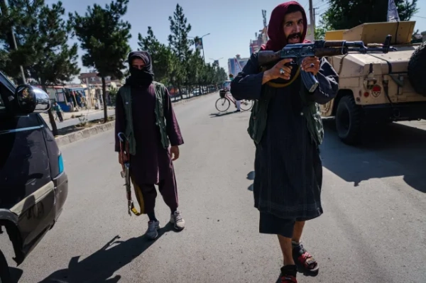 КАБУЛ, АФГАНІСТАН -- 8 ВЕРЕСНЯ 2021 РОКУ: Бійці Талібану намагаються зупинити просування протестувальників, які марширують районом Дашті-е-Барчі, через день після того, як Талібан оголосив про створення нового повністю чоловічого тимчасового уряду без представництва жінок та етнічних меншин у Кабулі, Афганістан, у середу, 8 вересня 2021 року. (MARCUS YAM / LOS ANGELES TIMES)