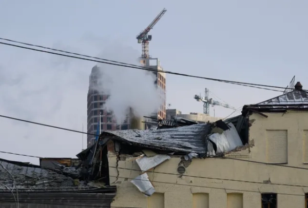 epa12676814 Місце російського удару по кондитерській фабриці Roshen у Києві, Україна, 24 січня 2026 року, під час російського вторгнення. За даними Державної служби України з надзвичайних ситуацій, внаслідок російського нападу в Києві щонайменше одна людина загинула та ще троє отримали поранення. EPA/МАКСИМ МАРУСЕНКО