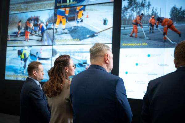 На залагодження вибоїн на шляхах Кабмін спрямував ще три мільярди гривень. 5