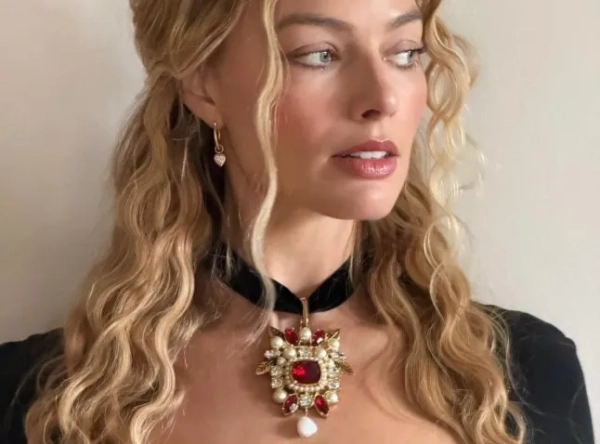 Таємні значення костюмів Марго Роббі з фільму "Грозовий перевал", зокрема сукні, зробленої з її волосся 14