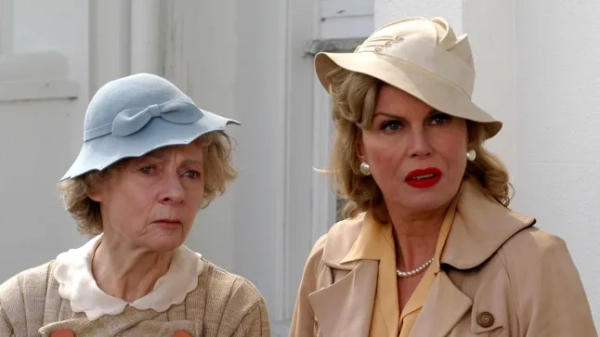 Джеральдін Мак'юен разом із Джоанною Ламлі в старовинному одязі приєднується до сцени з Марпл.