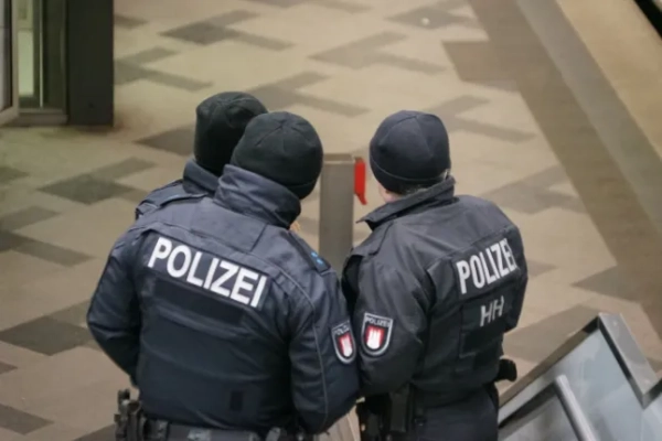 Німецька поліція стоїть на сходах. (Фото NIBOR/Shutterstock)