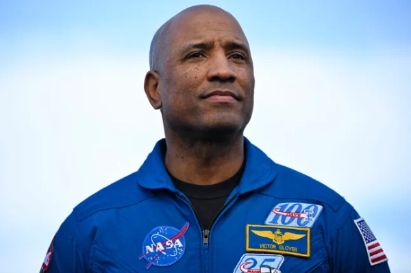 Астронавт NASA та пілот Artemis II Віктор Гловер спостерігає за вильотом ракети-носія наступного покоління NASA Space Launch System (SLS) з капсулою екіпажу Orion до стартового майданчика в Космічному центрі Кеннеді на мисі Канаверал, Флорида, США, 17 січня 2026 року. (Фото Мігеля Дж. Родрігеса Каррільо / AFP via Getty Images)