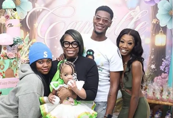 15480517 Однорічна Камілла з Канзас-Сіті, штат Міссурі, отримала чудовий подарунок на день народження від громади після того, як її мати, Тьяшія Віллс, сказала, що ніхто не з'явився на оригінальній вечірці дитини. Престон Гопкінс, пекар з Канзас-Сіті та власник солодощів Prestooss Sweets, допоміг координувати вечірку. Посилання 1 - https://www.tiktok.com/@tokyo.polework/video/7596623527562824974 Посилання 2 - https://www.instagram.com/prestooss/ Посилання 3 - https://www.firstalert4.com/2026/01/19/community-throws-birthday-bash-1-year-old-girl-after-no-one-showed-up-her-party/?utm_source=taboola&utm_medium=organicclicks&tbref=hp