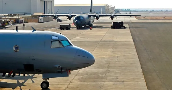 Літак Королівських ВПС на авіабазі Аль-Мінхад у 2011 році. Австралія утримує менший контингент на авіабазі ОАЕ з моменту завершення операцій в Афганістані. Минулого року Міністерство оборони заявило, що на базі одночасно перебувало близько 50 основних співробітників ADF та загалом від 70 до 80 австралійців. Власник DM Опубліковані зображення Властивості rgb, PNG, 312K (859K), 617w x 475v, 96 x 96 dpi Постачальник Провідний моряк Пол Беррі/Міністерство оборони Ім'я файлу image001.png