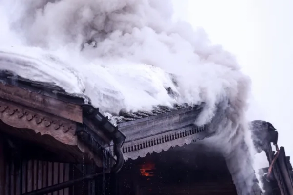 Туристів евакуювали після пожежі у п'ятизірковому курорті в Альпах 10 Дим клубочиться з даху п'ятизіркового готелю Grandes Alpes на престижному французькому гірськолижному курорті Куршевель після пожежі, що спалахнула напередодні ввечері, 28 січня 2026 року, що змусило евакуювати 83 мешканців. Вранці 28 січня понад сто пожежників все ще працювали, щоб взяти під контроль сильну пожежу, походження якої залишається невстановленим, і майже 300 людей було евакуйовано. (Фото Алекса МАРТІНА / AFP via Getty Images)