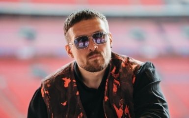 Усик кличе вболівальників голосувати за його майбутнього опонента. 2