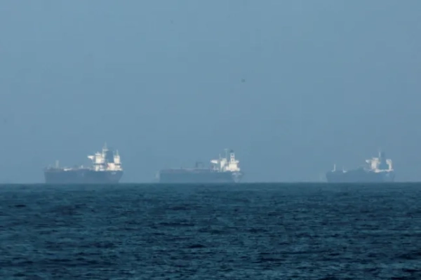 ФОТО З АРХІВУ: Танкери видно біля узбережжя Фуджейри, на тлі обіцянки Ірану обстрілювати судна, що проходять Ормузькою протокою, на тлі конфлікту між США та Ізраїлем з Іраном, у Фуджейрі, Об'єднані Арабські Емірати, 3 березня 2026 року. REUTERS/Amr Alfiky/Фото з архіву
