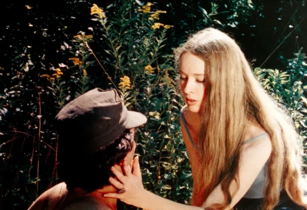 Мерчандайзинг заборонено. Тільки для редакційного використання. Використання обкладинки книги заборонено. Обов'язкове посилання: Фото Еверетта/Shutterstock (14202965bw) Я ПЛЮВАЮ НА ВАШУ МОГИЛУ (також відомий як ДЕНЬ ЖІНКИ), зліва направо: Ерон Тейбор, Камілла Кітон, 1978. ? Cinemagic / Надано колекцією Еверетта Колекція Еверетта - 1978