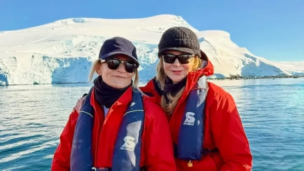 Ніколь Кідман бере з собою дочок-двійників у подорож на тлі чуток про те, що Кіт Урбан «рухався далі» 11