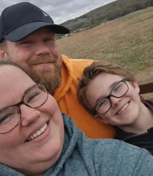 11-річного хлопчика привели до суду в кайданках, звинуваченого у вбивстві вітчима через Nintendo 6 Селфі матері та батька з їхнім сином-підлітком