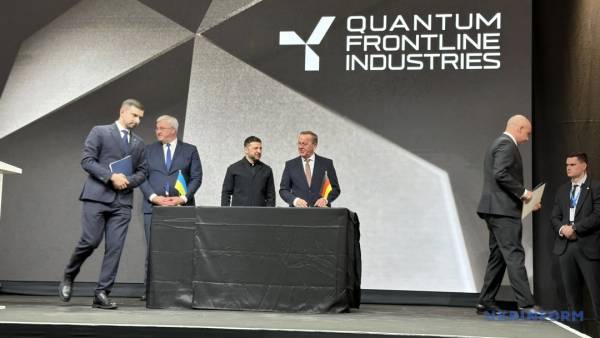 Зеленський та Пісторіус оглянули спільне німецько-українське підприємство з випуску БПЛА. 6