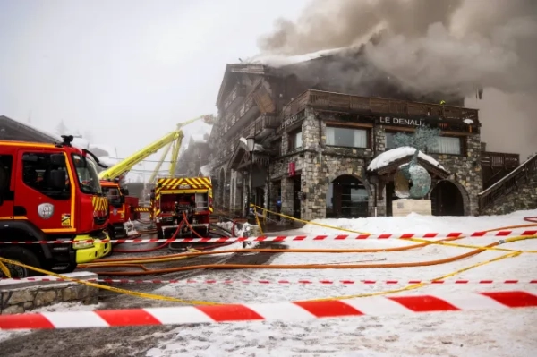 Туристів евакуювали після пожежі у п'ятизірковому курорті в Альпах 8 У ресторані Denali, розташованому поруч із п'ятизірковим готелем Grandes Alpes на престижному французькому гірськолижному курорті Куршевель, вирує пожежа, де напередодні ввечері, 28 січня 2026 року, спалахнула пожежа, що змусило евакуювати 83 осіб. Вранці 28 січня понад сто пожежників все ще працювали, щоб взяти під контроль сильну пожежу, походження якої залишається невідомим, і майже 300 людей було евакуйовано. (Фото Алекса МАРТІНА / AFP via Getty Images)