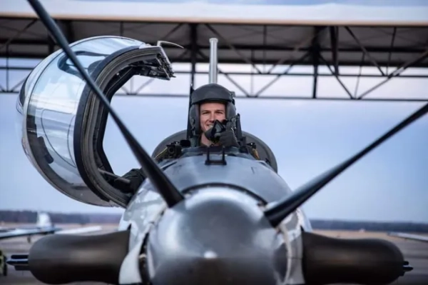 Підтверджено, що 30-річний капітан Кертіс Дж. Ангст з Вілмінгтона, штат Огайо, є одним із шести членів екіпажу, які загинули внаслідок катастрофи стратотанкера KC-135 в Іраку. Його мати, Ліза Ангст, з'явилася на фотографіях та в публікаціях у Facebook. Його бачать на самоті та з мамою Лізою, батьком Меттом та дружиною Мері.