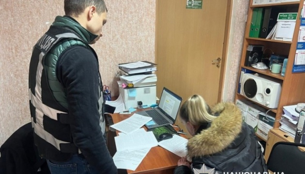 Зачиняла в туалеті, зв’язувала й била: у Києві жінку підозрюють у катуванні 9-річного сина