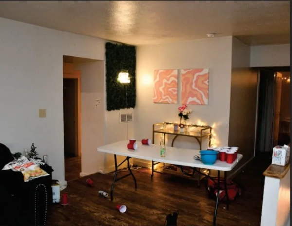 Фотографію з місця злочину, опубліковану поліцією штату Айдахо у вівторок, 20 січня 2026 року, на місці вбивства чотирьох студенток Університету Айдахо, 21-річної Кейлі Гонсалвес, 21-річної Медісон Моген, 20-річної Ксани Кернодл та 20-річного Ітана Чапіна, у листопаді 2022 року. Браян Крістофер Кохбергер наразі відбуває довічне ув'язнення після того, як визнав себе винним у вбивствах у липні 2025 року.