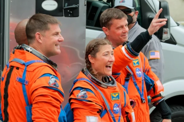 МИС КАНАВЕРАЛ, ФЛОРИДА - 1 КВІТНЯ: (зліва направо) спеціаліст місії Джеремі Хансен з CSA (Канадського космічного агентства), спеціаліст місії Крістіна Кох та командир Рід Вайзман виходять з операційної будівлі імені Ніла А. Армстронга перед запуском Artemis II у Космічному центрі Кеннеді NASA 1 квітня 2026 року на мисі Канаверал, Флорида. 322-футова ракета-носій Artemis II Space Launch System та космічний корабель Orion доставлять астронавтів навколо Місяця та назад, на відстань 230 000 миль у космос, що стане найдальшою подорожжю від Землі, яку коли-небудь подорожувала людина. (Фото Чіпа Сомодевілли/Getty Images)