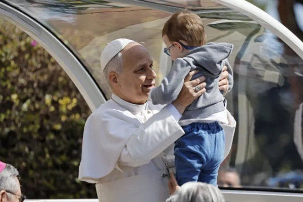 epa12856306 Папа Лев XIV благословляє дитину, залишаючи кафедральний собор Монако після участі в «Молитві Літургії годин» у Монако, 28 березня 2026 року. Папа Лев XIV перебуває з апостольською подорожжю до Монако. EPA/SEBASTIAN NOGIER