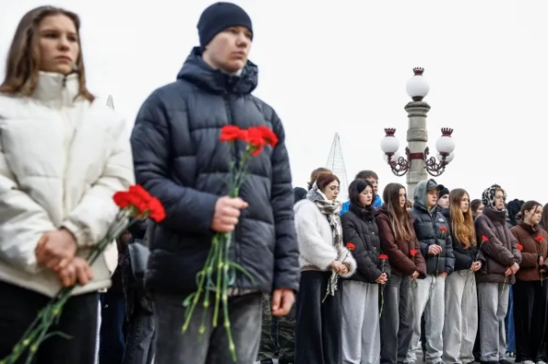 Люди зібралися на хвилину мовчання, щоб вшанувати пам'ять жертв російської агресії, у день відзначення четвертої річниці повномасштабного російського вторгнення на тлі нападу Росії на Україну, в місті Ірпінь, Київська область, Україна, 24 лютого 2026 року. REUTERS/Аліна Смутко