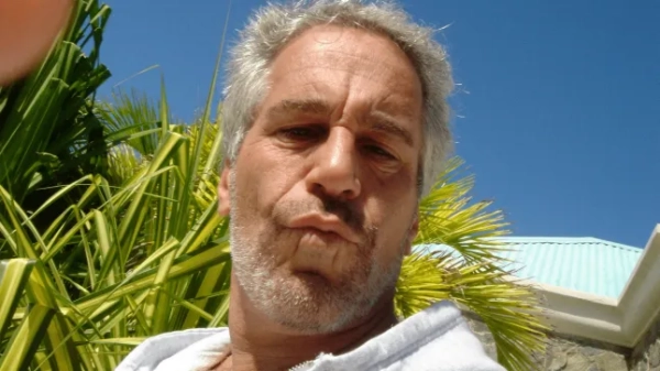 ФОТО З АРХІВУ: Джеффрі Епштейн на цьому зображенні, опублікованому Міністерством юстиції у Вашингтоні, округ Колумбія, США, 19 грудня 2025 року, в рамках нової колекції документів з розслідувань щодо покійного фінансиста та засудженого сексуального злочинця Джеффрі Епштейна. Міністерство юстиції США/Роздатковий матеріал через REUTERS. ЦЕ ЗОБРАЖЕННЯ НАДАНО ТРЕТЬОЮ СТОРОНОЮ/Фото з архіву