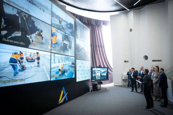 На залагодження вибоїн на шляхах Кабмін спрямував ще три мільярди гривень. 6