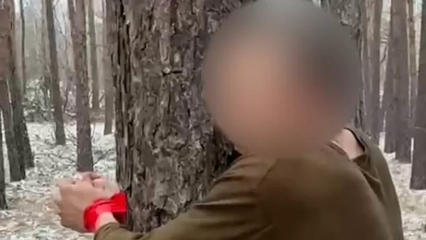 Російський командир прив'язав солдата до дерева голим за крадіжку канабісу 4 Російський командир прив'язав солдата до дерева голим за крадіжку канабісу 3