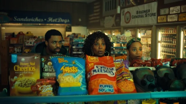 Шоу Вінса Стейплза - 2 сезон. (Зліва направо) Вінс Стейплз у ролі Вінса Стейплза, Ванесса Келовей у ролі Аніти та Нейт Джонс у ролі Брі в 202-му епізоді 