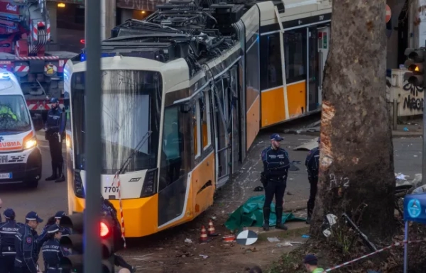 Обов’язкове посилання: фото Stefano Porta/LaPresse/Shutterstock (16716218j) Трамвай Deragliamento на Viale Vittorio Veneto. IL sindaco - Milano, Italia - Venerd?, 27 febbraio 2026 Трамвай зійшов з рейок у центрі Мілана, Майн, Італія - 27 лютого 2026