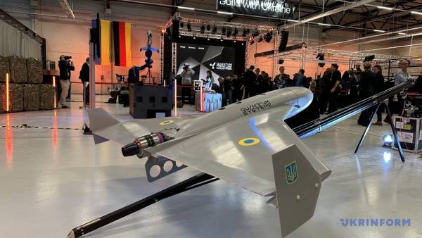 Зеленський та Пісторіус оглянули спільне німецько-українське підприємство з випуску БПЛА. 8