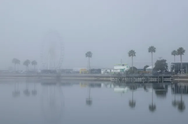 ДЕЙТОНА-БІЧ, ФЛОРИДА – 25 СІЧНЯ: Колесо огляду оповите туманом вранці під час перегонів Rolex 24 у Дейтоні 25 січня 2026 року на міжнародному автодромі Дейтона в Дейтона-Біч, Флорида. (Фото Девіда Розенблюма/Icon Sportswire через Getty Images)