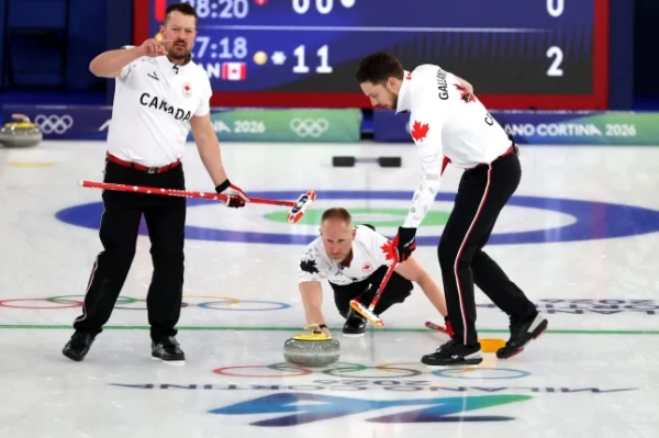 КОРТІНА-Д'АМПЕЦЦО, ІТАЛІЯ - 16 ЛЮТОГО: Бен Еберт, Бред Джейкобс та Бретт Галлант збірної Канади змагаються під час матчу за круговою системою серед чоловіків між збірними Чехії та Канади на десятий день Зимових Олімпійських ігор 2026 року в Мілані на стадіоні з керлінгу Cortina 16 лютого 2026 року в Кортіна-д'Ампеццо, Італія. (Фото Езри Шоу/Getty Images)